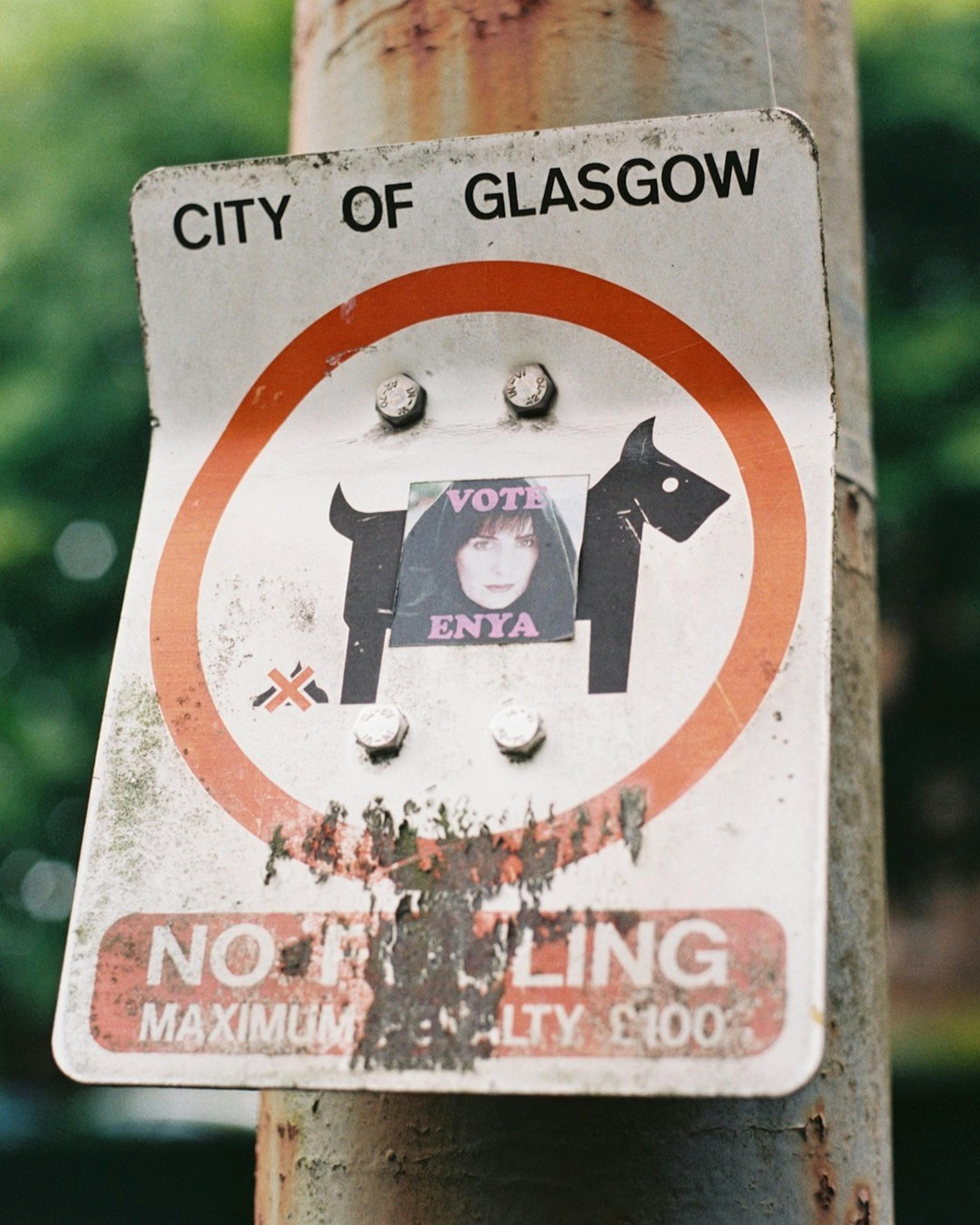 An Enya sticker on a street sign