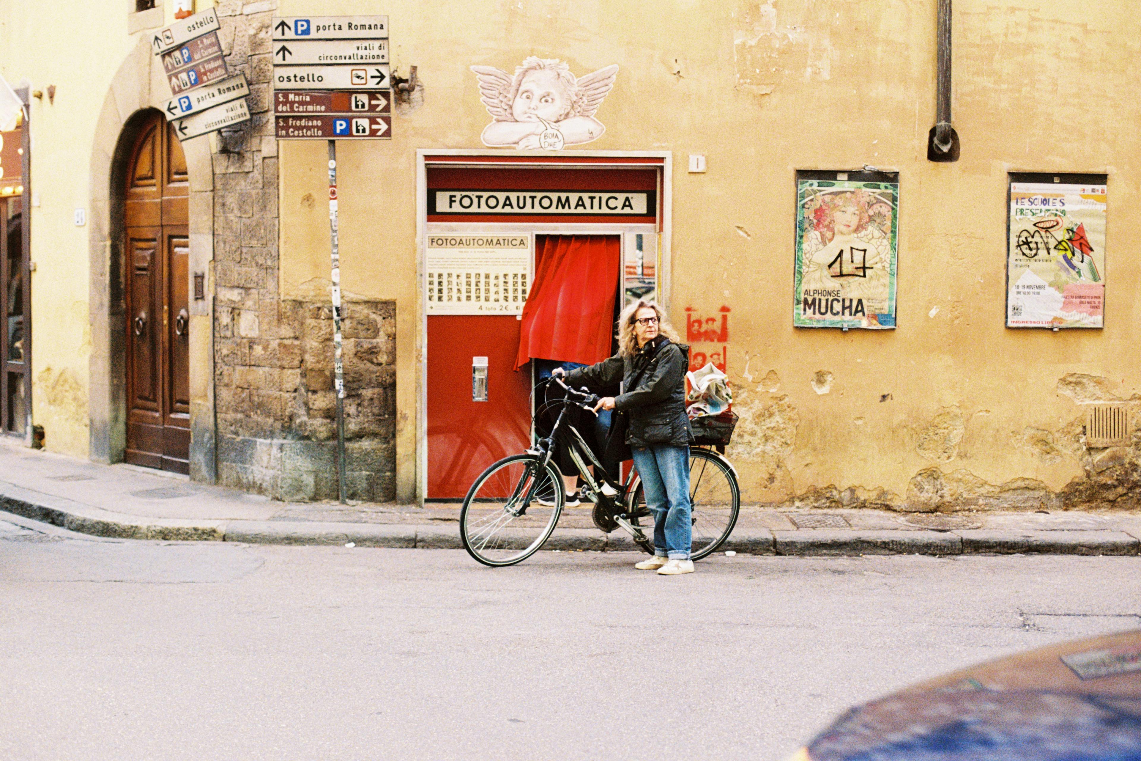 A woman with a bike in front of a photobooth
